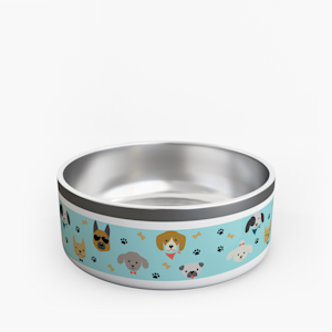 Uma tigela para cão azul-clara personalizada com vários desenhos de cães, ossos e patas. 