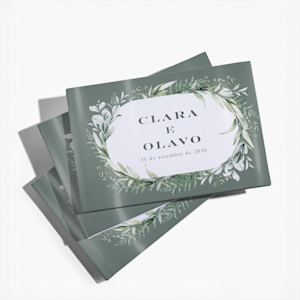 Uma pilha de livros de convidados de casamento personalizados com os nomes proóprios dos noivos.