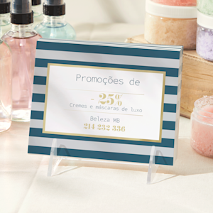 Uma pilha de postais personalizados a promover um restaurante.