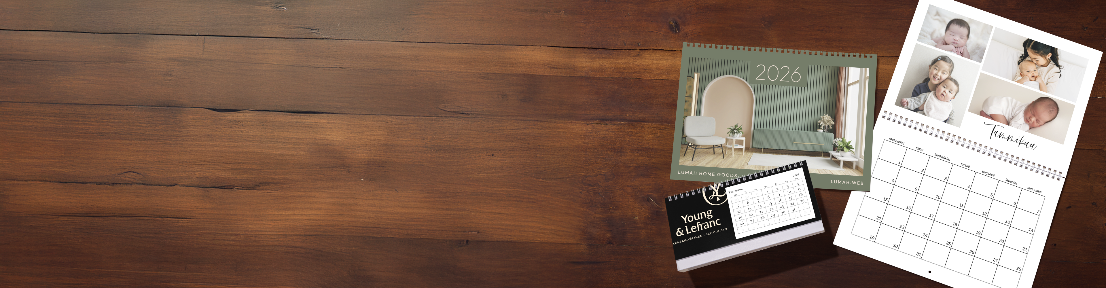 Kaksi personoitua, perhe- ja lemmikkikuvia sisältävää kalenteria ripustettuna vierekkäin seinälle