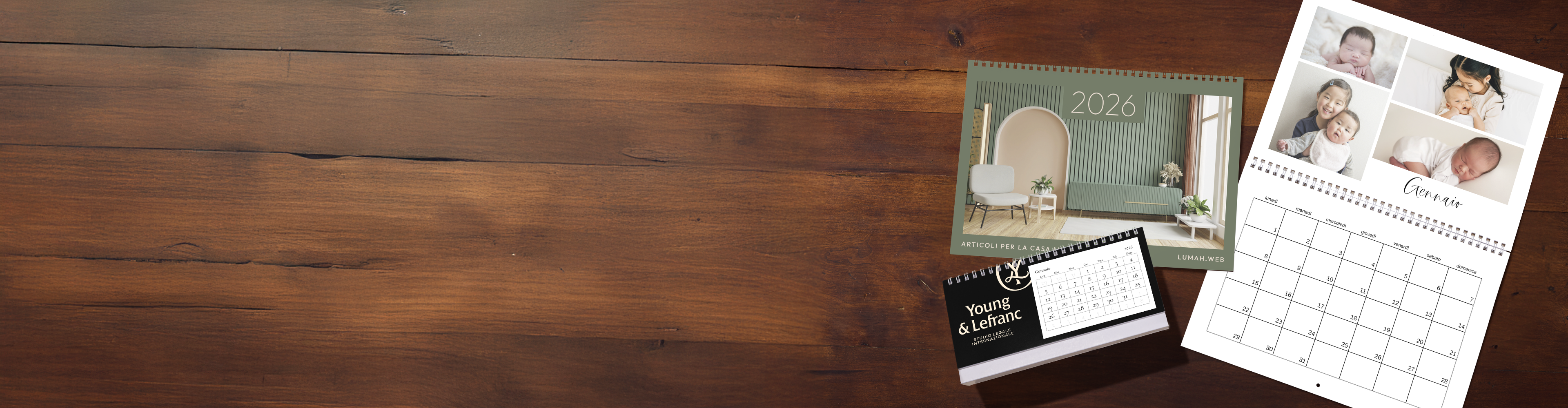 Due calendari personalizzati con foto di una famiglia e di un animale domestico appesi a una parete, l’uno accanto all’altro