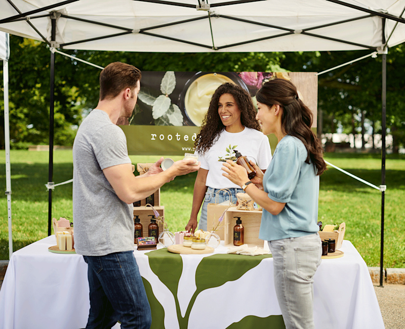 Rooted i lokalsamhället: Så här ser Kelly Polanco till att synas på lokala evenemang