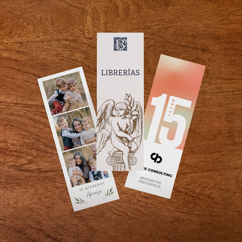Tres marcapáginas personalizados para una librería, una consultoría y una familia. Ventajas: cientos de diseños, fácil carga de fotos, impresión nítida de fotos y logotipos, y envío gratuito en pedidos de $100 o más. 