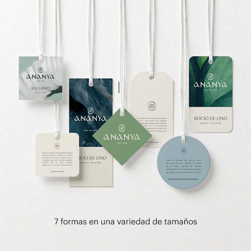 Siete etiquetas colgantes de diversas formas y tamaños colgadas de un cordón.