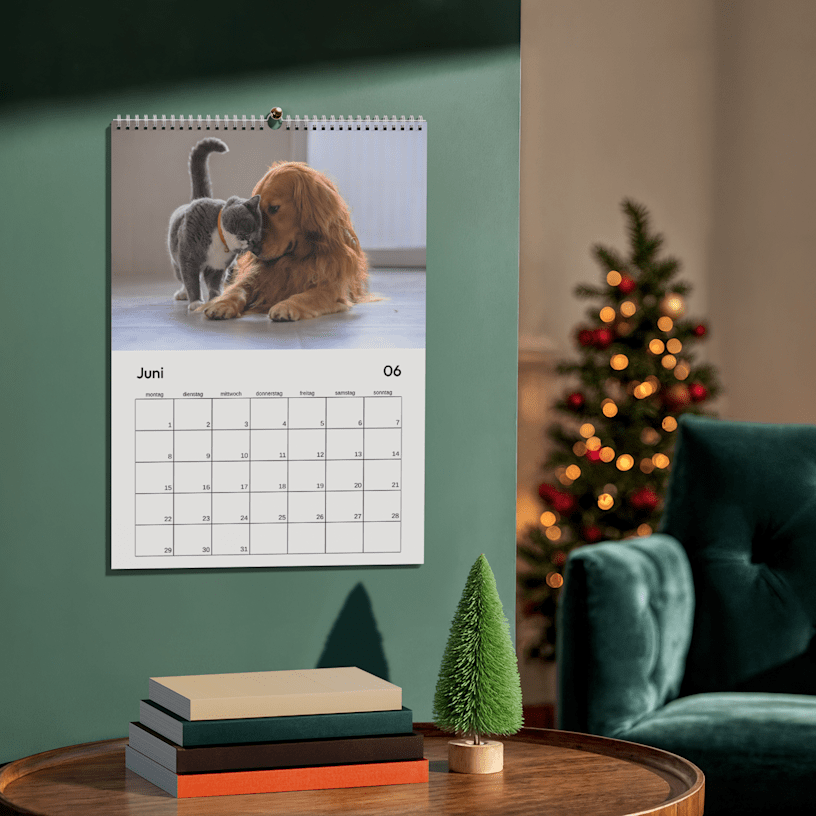 Ein aufgehängter personalisierter Wandkalender, selbst gestaltet mit dem Foto eines Golden Retrievers.  
