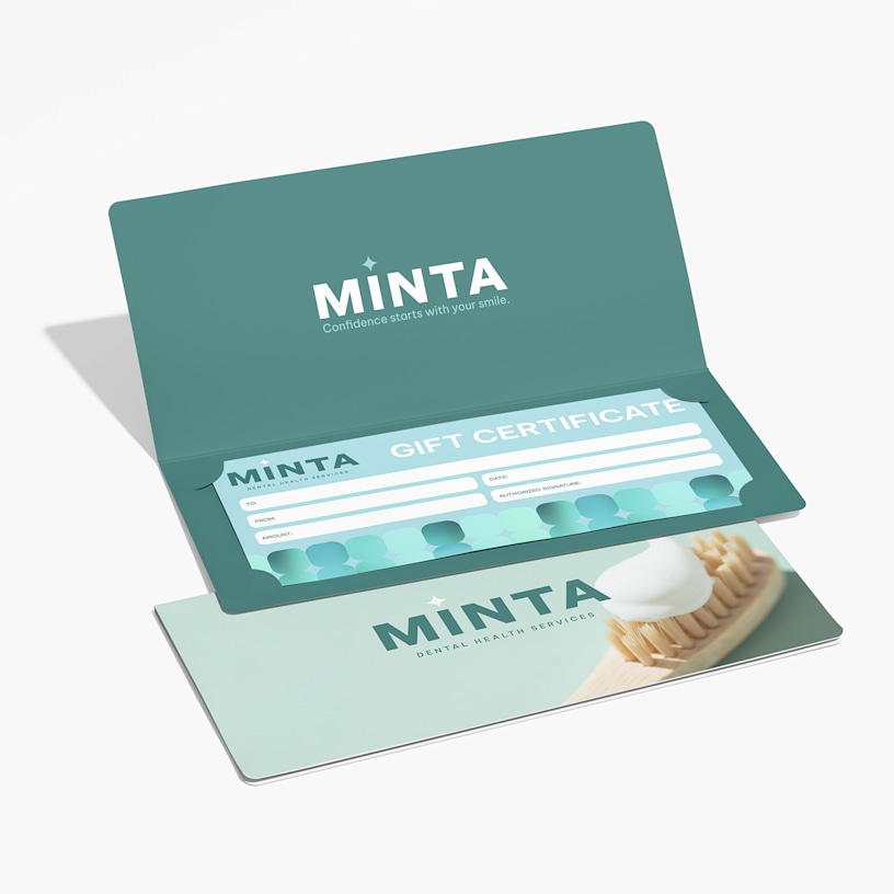 Un certificado de regalo de una empresa dental adentro de un sobre para certificados de regalo, con otro certificado de regalo abajo que muestra la parte de atrás.