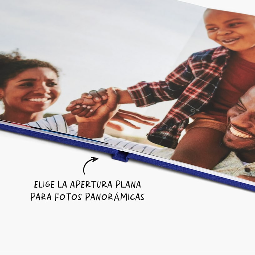 Tres libros de fotos, uno encima del otro. El primero tiene portada con foto, el segundo de piel de color negro y el tercero de lino. 