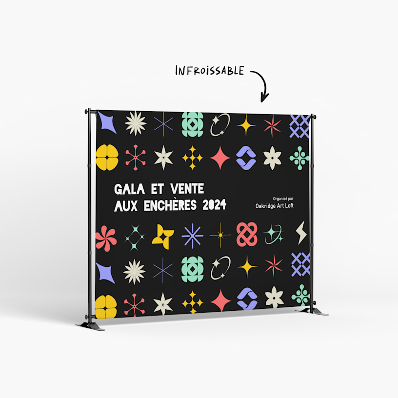 Une toile de fond annonçant le gala d’une galerie d’art.