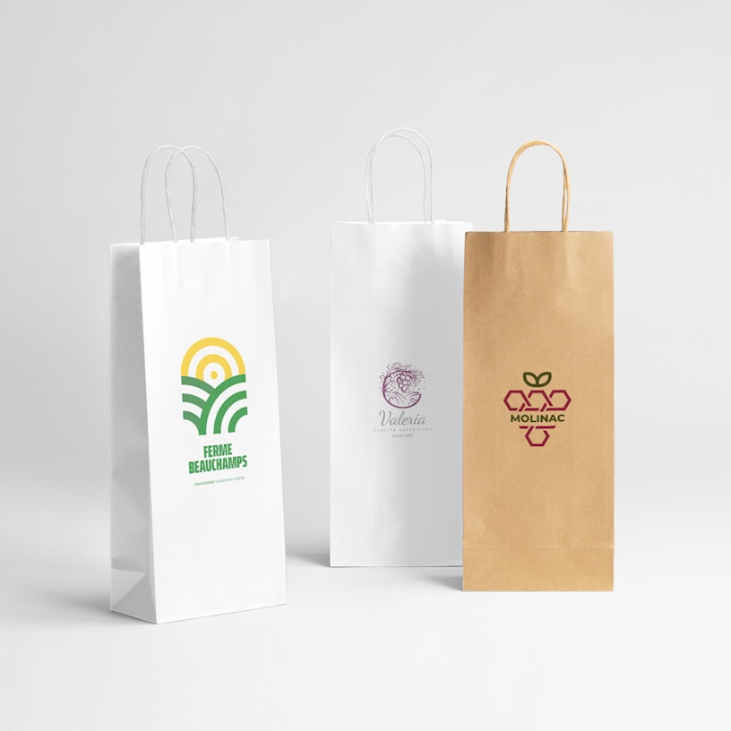 Deux sacs à vin en papier kraft blanc et un sac à vin en papier kraft marron, alignés et ornés de logos.