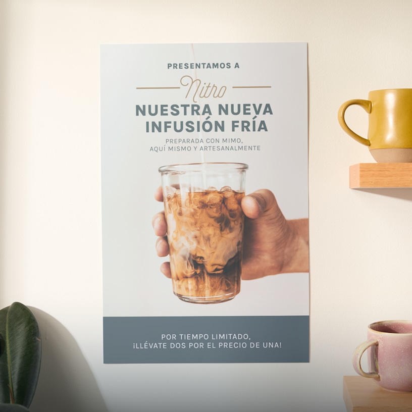Un cartel amarillo brillante colgado en una pared de ladrillos promocionando una exhibición de arte. Los beneficios destacados incluyen impresión vívida, carga fácil, más tamaños y tipos de papel y envío gratis y rápido.