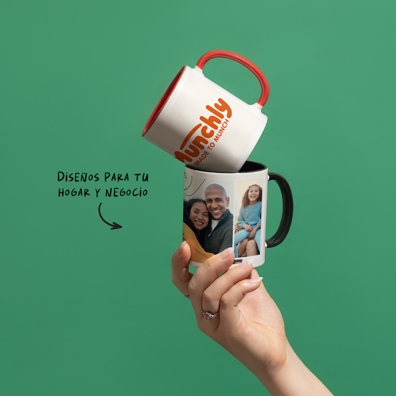 Una colección de 7 tazas personalizadas con fotos y diseños, y una nota en la que pone que hay 8 colores distintos para elegir. 