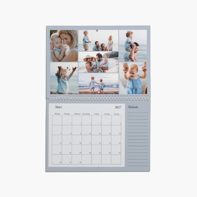 Hände halten einen individuell gestalteten Wandkalender mit einem Foto einer Mutter mit Baby. 