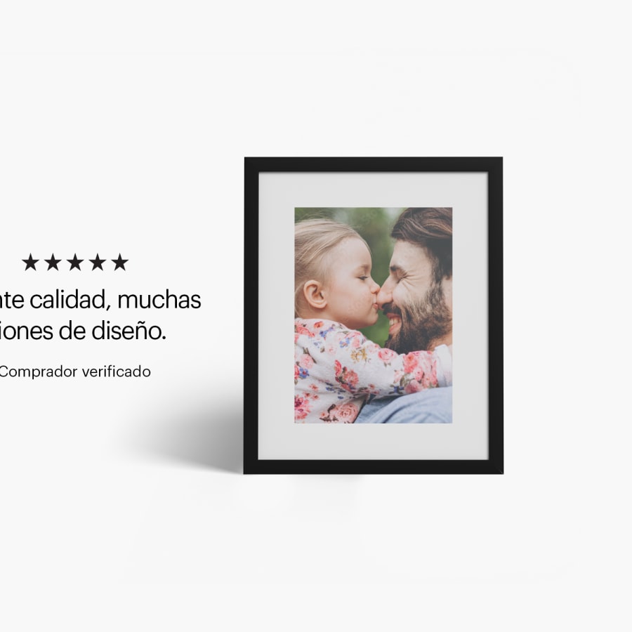 Una lámina con marco que presenta una foto de un niño y un hombre abrazándose, con una reseña que dice "Gran calidad, muchas opciones de diseño".