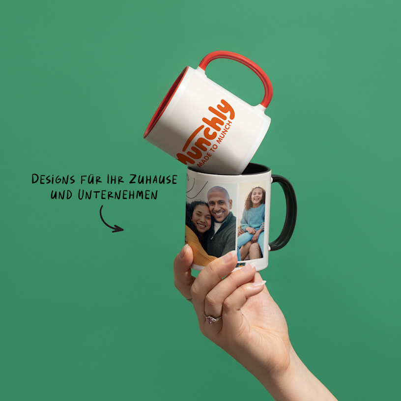 Sieben personalisierte Becher mit Designs; dazu der Hinweis, dass es für eine Fototasse (mit Text oder ohne) sieben Akzentfarben zur Auswahl gibt. 