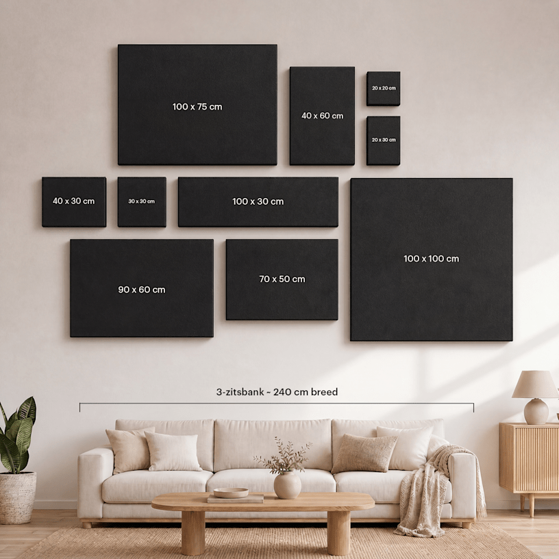 Bedrukte canvassen hangen aan de muur, met een label met de afmetingen erbij. 