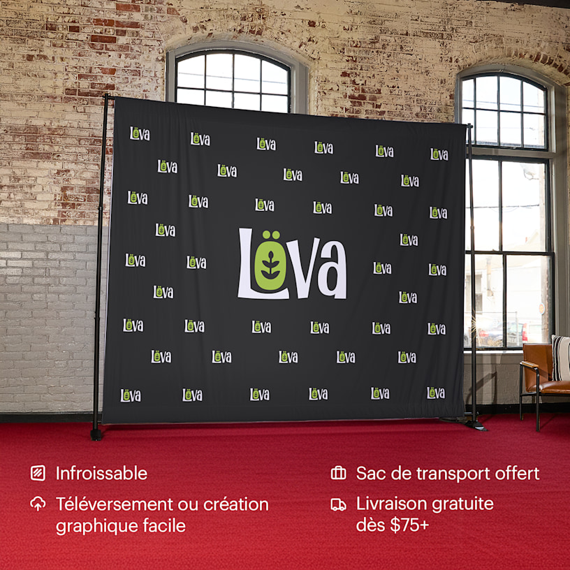 Une toile de fond personnalisée pour une entreprise. Avantages mis en avant : textile infroissable, importation de fichiers et création graphique faciles, sac de transport gratuit et livraison offerte dès 100 $ d’achats.