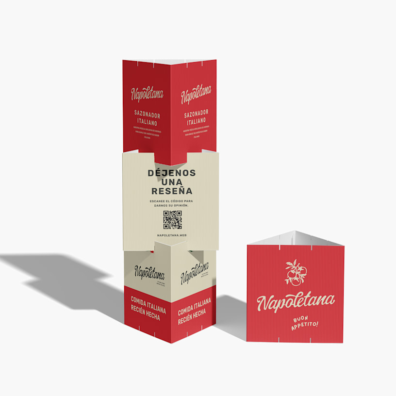 Un tótem de cubos triangular promocionando a una empresa de reformas en una feria comercial.