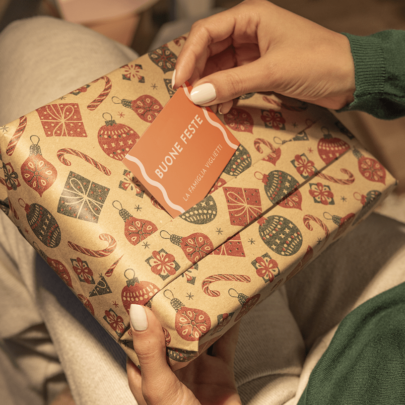 Due targhette per regali, una personalizzata con un design per bambini, l’altra per un’attività nel settore della bellezza. 