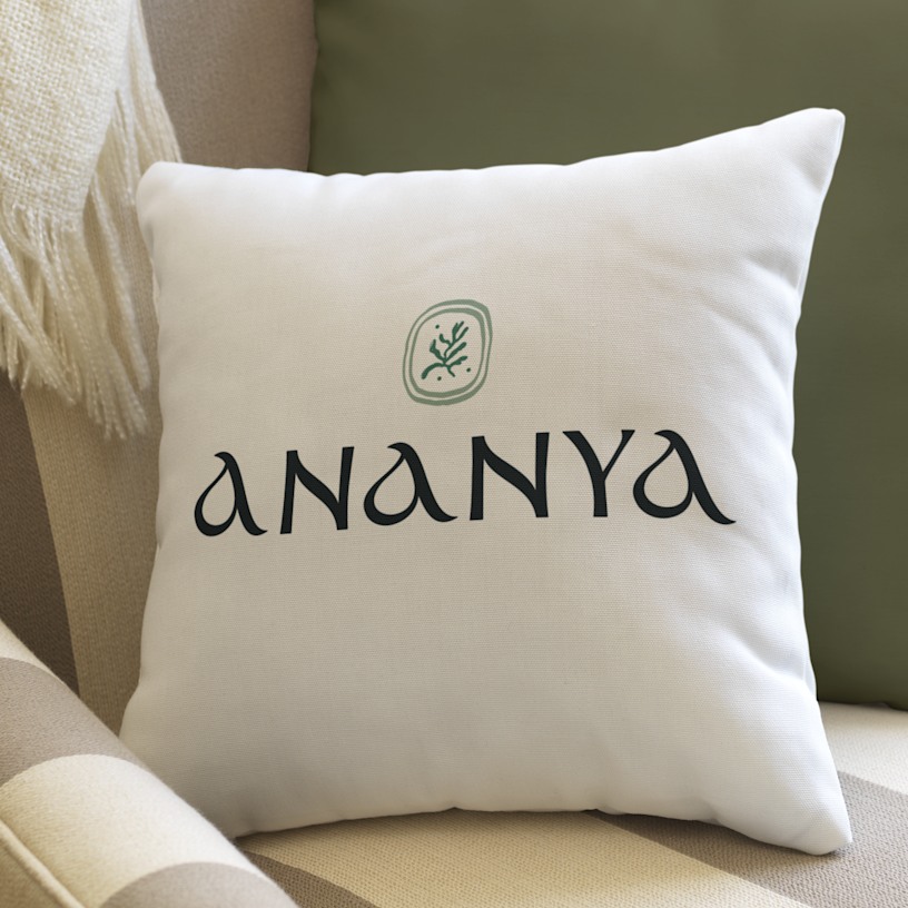 Cojín personalizado para un negocio de bienestar, ubicado en un sillón. 