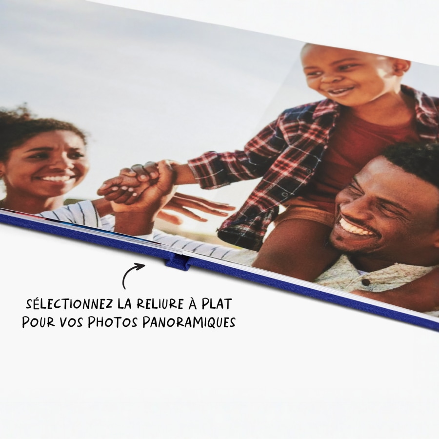 Trois livres photo posés les uns sur les autres. Le premier possède une couverture photo, le second une couverture en cuir noir et le troisième une couverture en lin. 