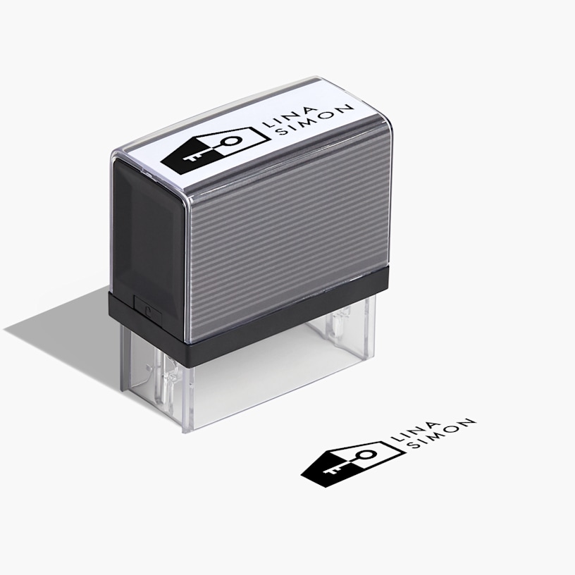 Un sello de direcciones de forma rectangular que lo están usando en un sobre.