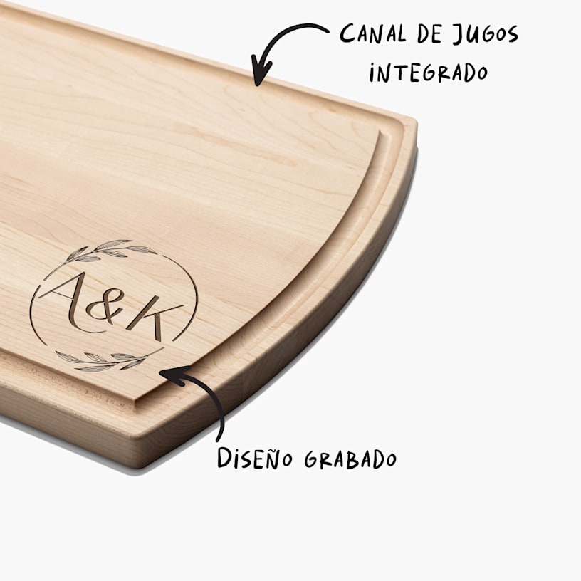 Una tabla de cortar de madera de arce personalizada con iniciales, con una nota que indica que la tabla cuenta con un anillo antigoteo integrado y un diseño grabado. 