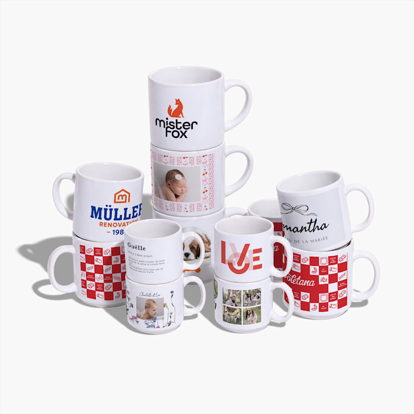Gros plan sur l’anse d’un mug en céramique blanche brillante avec une illustration botanique imprimée (oranges et fleurs) ; un libellé indique « Céramique brillante de haute qualité ».