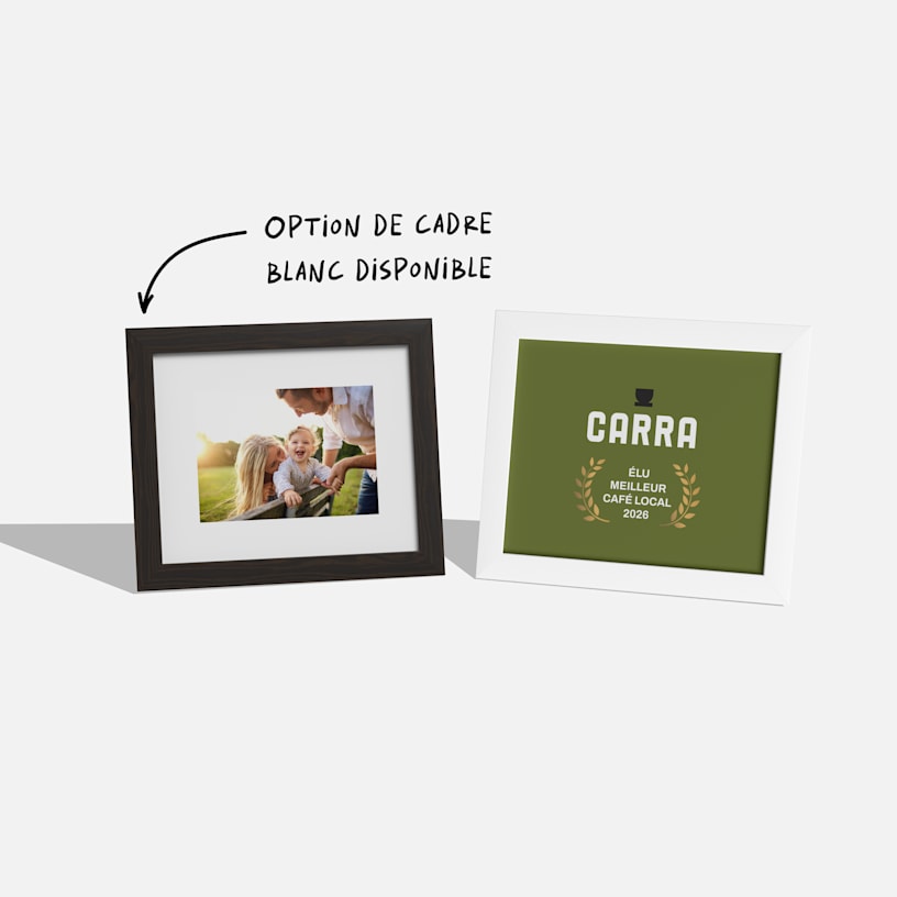 Deux impressions encadrées, l'une avec une photo de famille et l'autre avec un message de félicitations pour le meilleur café local en 2026.