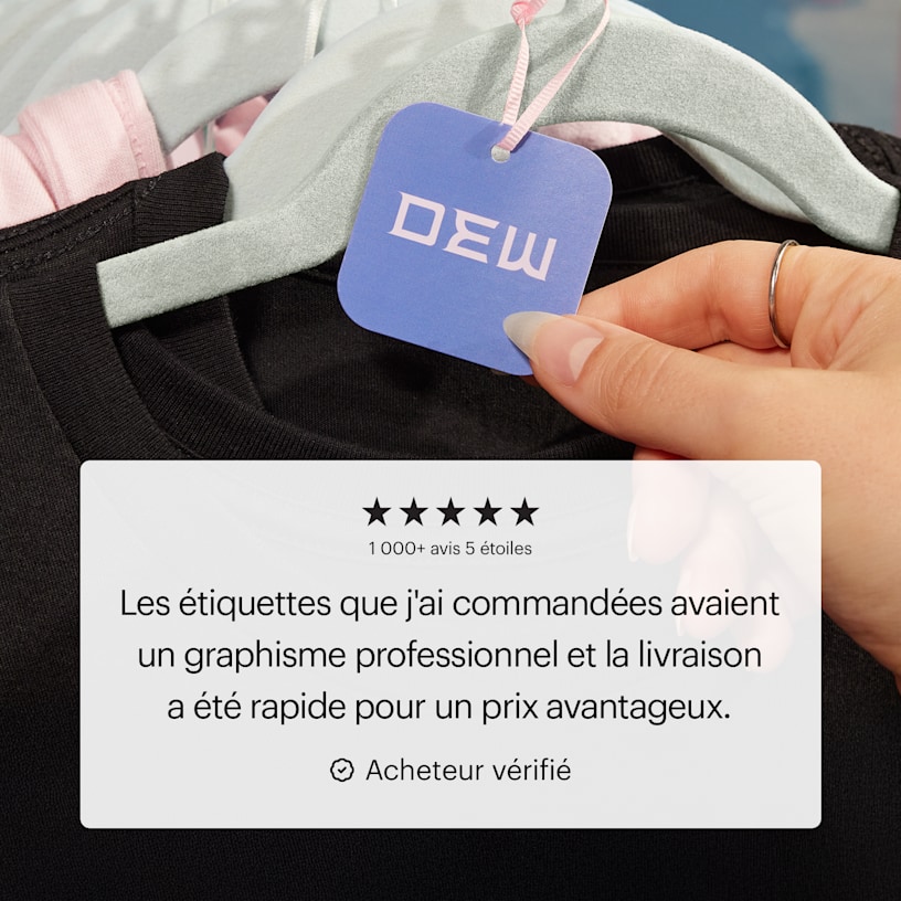 Une étiquette à fil attachée à un cintre avec une ficelle, présentant un témoignage client sur la qualité du graphisme et la rapidité de l’expédition.