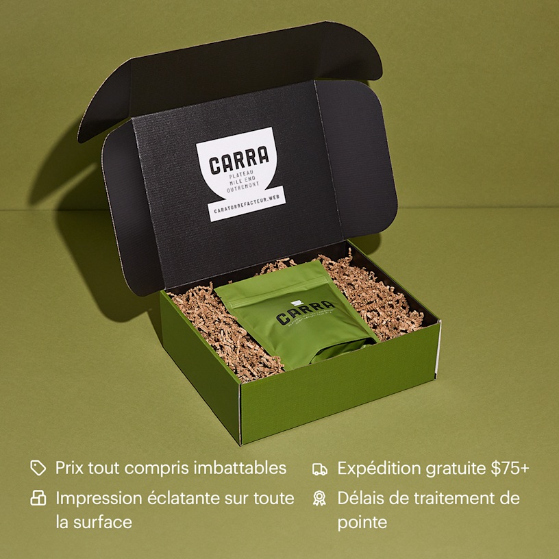 Une boîte pour envoi postal entièrement imprimée, contenant du papier plissé et un paquet de café. Parmi les avantages mis en avant : des prix imbattables, des délais de production rapides, des couleurs éclatantes à l’impression et la livraison offerte.