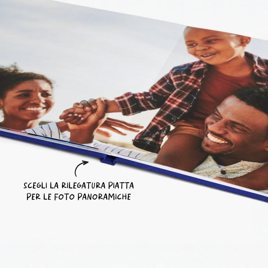Tre album fotografici impilati. Il primo ha una copertina fotografica, il secondo una copertina in pelle nera, il terzo una copertina in lino. 