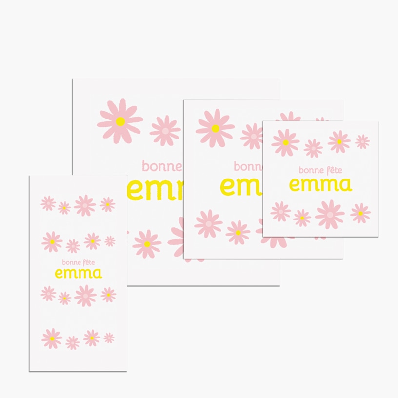 Des serviettes de table personnalisées de différents formats pour un anniversaire. 