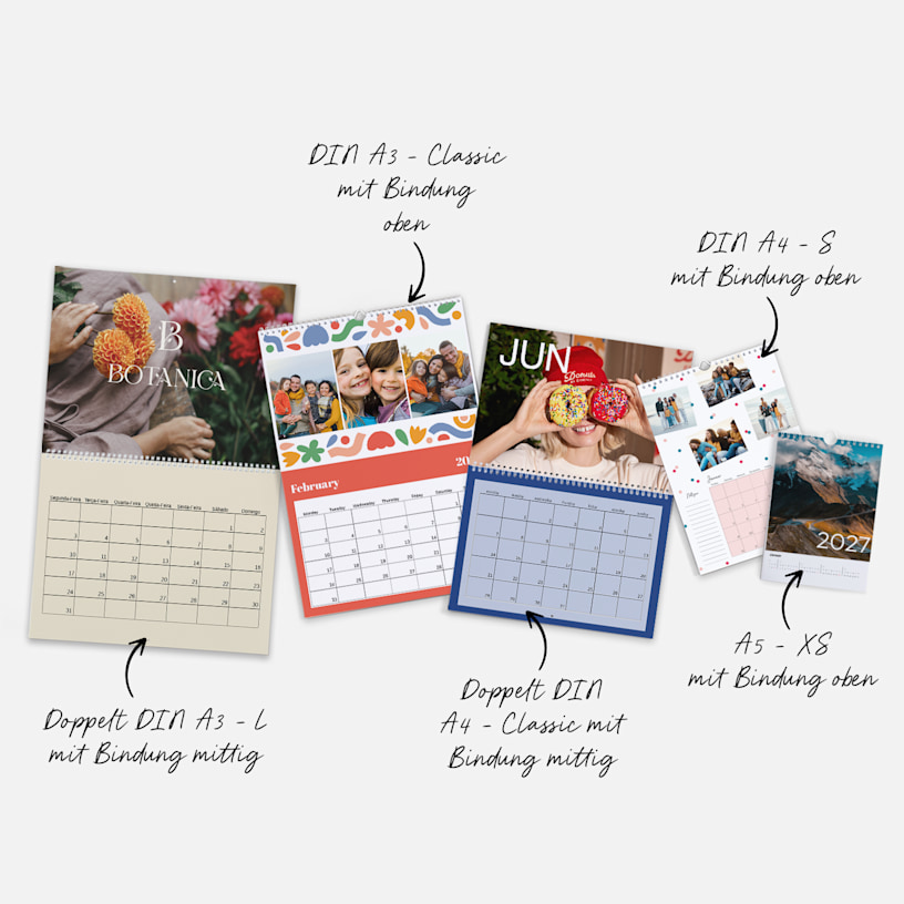 Unterschiedliche Wandkalender 2026 mit personalisierten Fotos in verschiedenen Größen und Designs, auf die hingewiesen wird. 