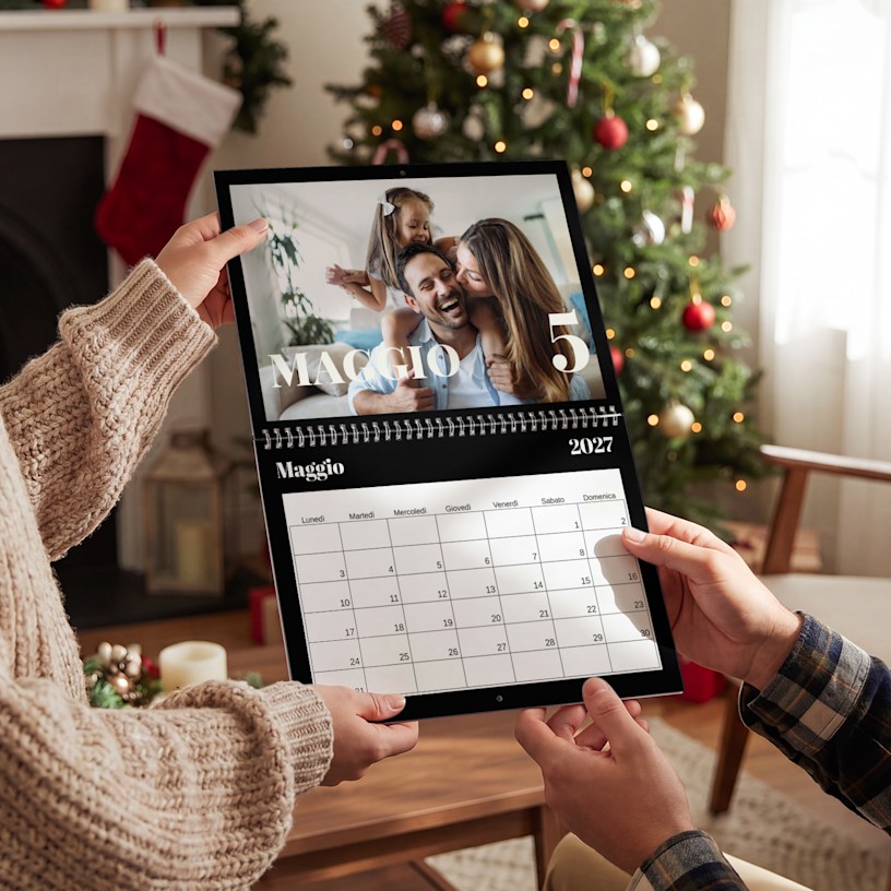 Un calendario da parete mensile personalizzato con una foto di famiglia. Su delle note c’è scritto che è possibile personalizzare il mese iniziale del calendario e aggiungere date speciali.  