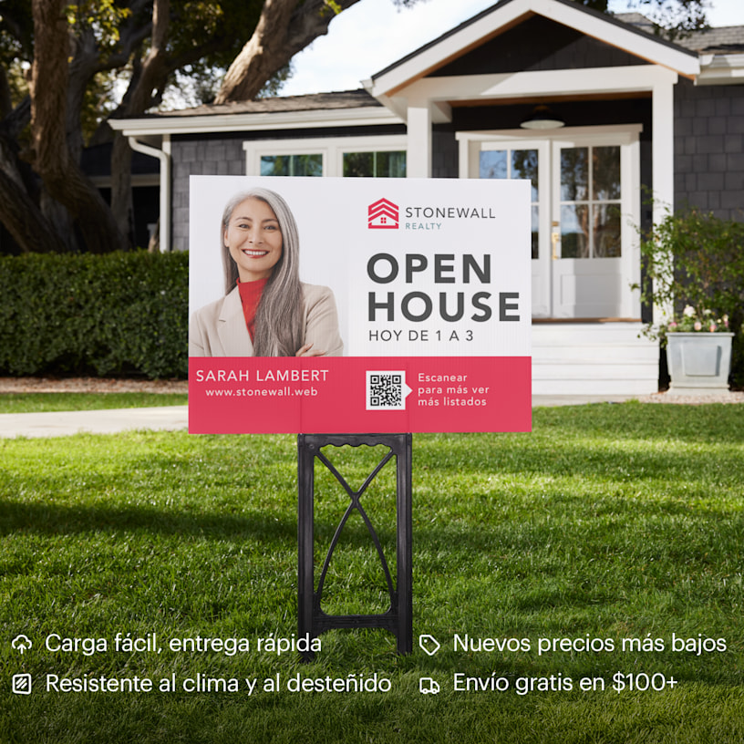 Un cartel para exteriores frente a una vivienda para anunciar una jornada de puertas abiertas. Las ventajas más destacadas incluyen nuevos precios más bajos, material resistente a la intemperie y a la decoloración, cargas fáciles y envío rápido y gratuito.