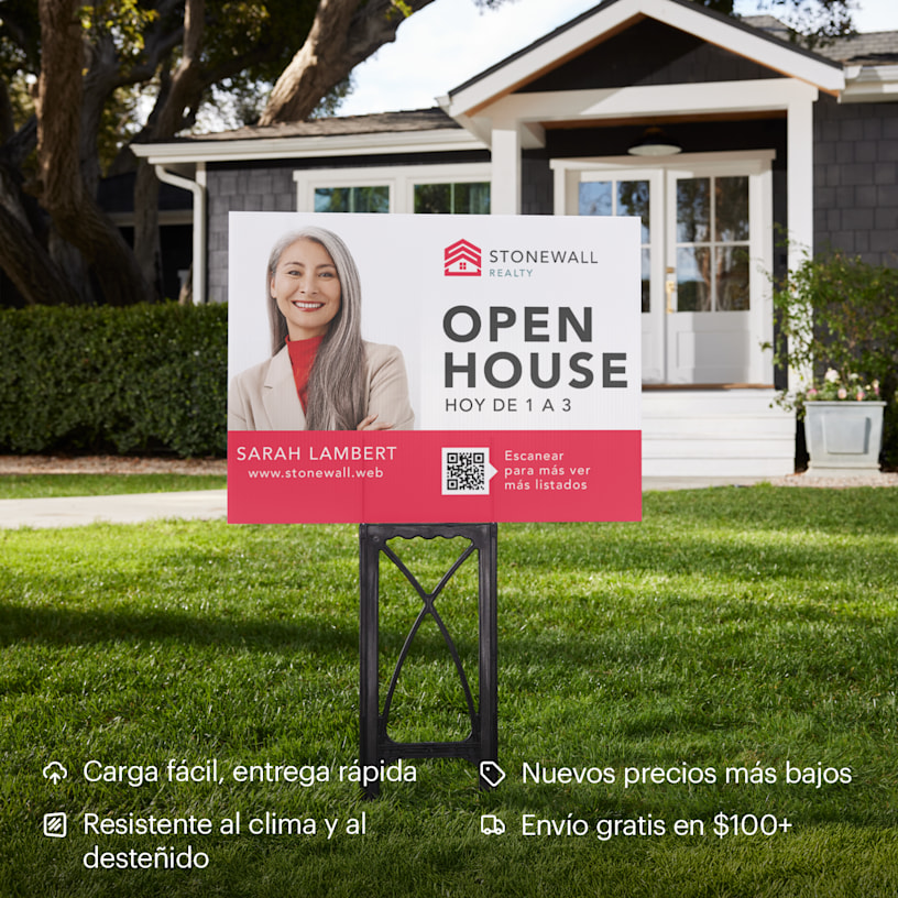 Un cartel para exteriores frente a una vivienda para anunciar una jornada de puertas abiertas. Las ventajas más destacadas incluyen nuevos precios más bajos, material resistente a la intemperie y a la decoloración, cargas fáciles y envío rápido y gratuito.