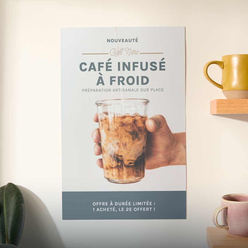 Une affiche jaune vif accrochée à un mur de briques, faisant la promotion d’une exposition d’art. Avantages mis en avant : impression éclatante, importation de fichiers facile, plus de formats et de papiers, livraison rapide et gratuite.