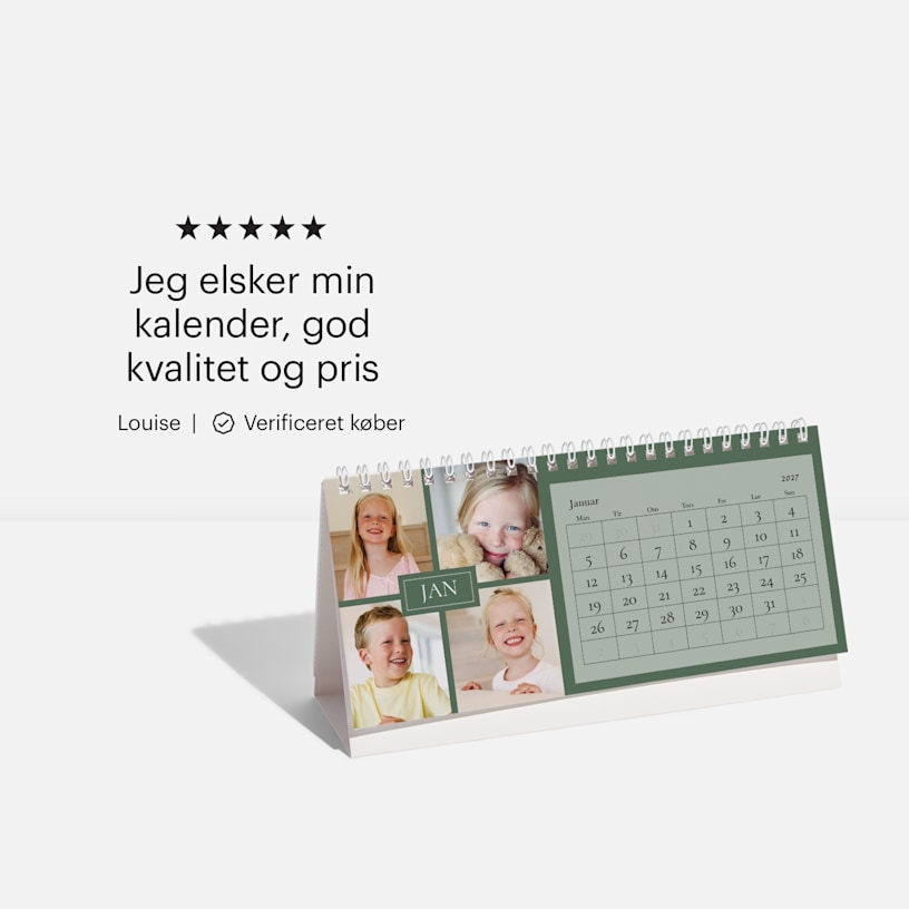 En specialtrykt bordkalender med fotos af børn og en kundeanmeldelse: "Jeg elsker min kalender, god kvalitet og pris."