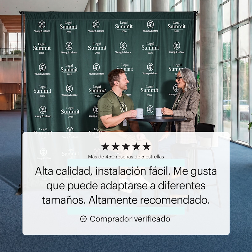 Un hombre y una mujer tomando café delante de una lona como fondo de prensa con el logotipo y el nombre de la empresa impreso repetidamente.