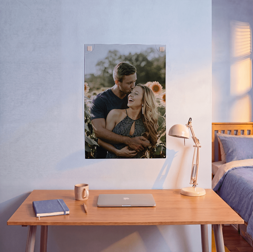 rechthoekig bord van transparant acryl met bedrijfsnaam en logo op een witte bakstenen muur in een kantoor