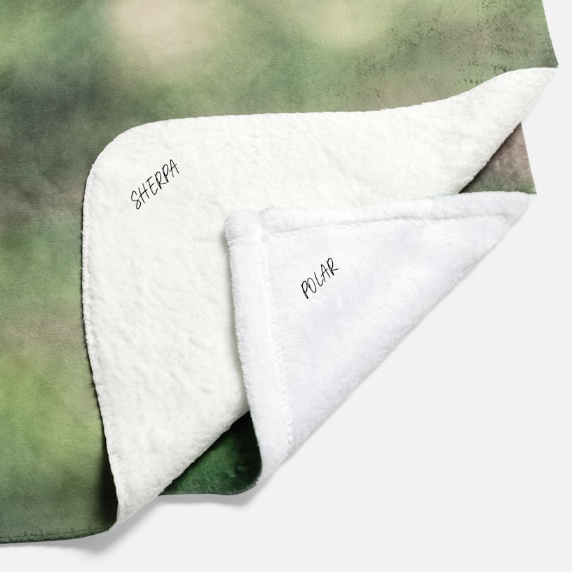 Duas mantas personalizadas: uma etiquetada como sendo feita de sherpa e a outra como polar.