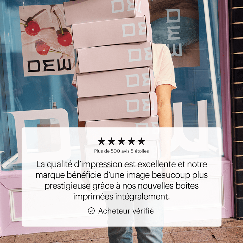 Une personne tenant une pile de boîtes pour envoi postal entièrement imprimées devant un magasin. Un avis client mis en avant souligne la qualité d’impression et le rendu haut de gamme de la marque.