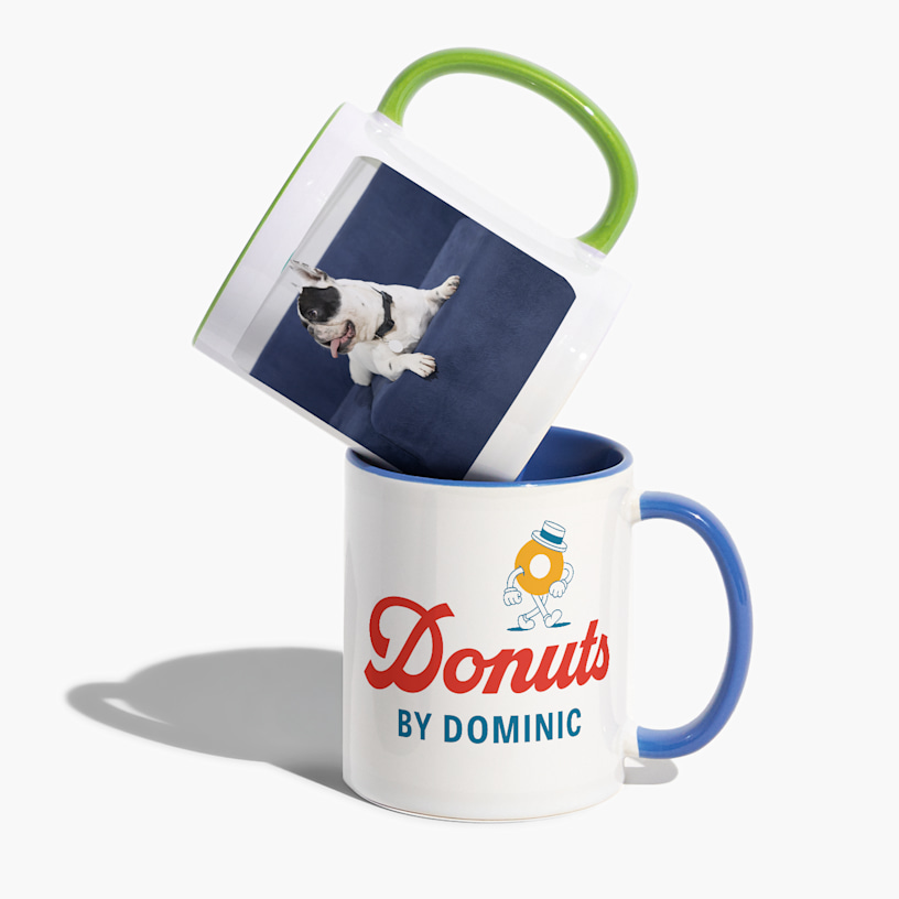 Sieben personalisierte Becher mit Designs; dazu der Hinweis, dass es für eine Fototasse (mit Text oder ohne) sieben Akzentfarben zur Auswahl gibt. 