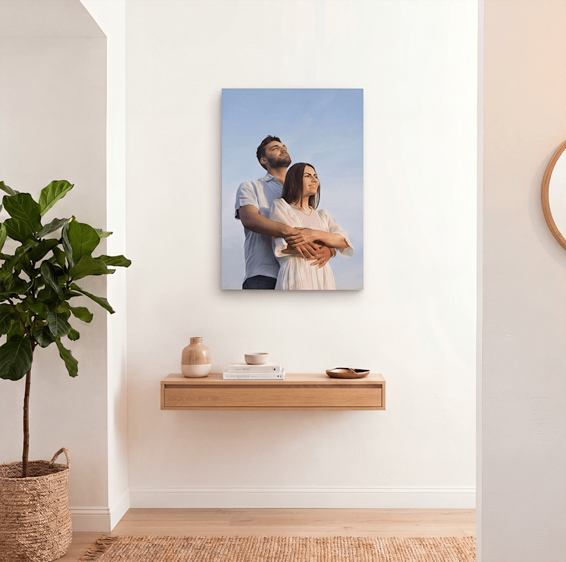 vierkant bord van acryl met logo op een houten deur in een kantoor