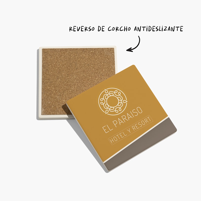 El frente y el reverso de un posavasos cuadrado de cerámica personalizado para un hotel con una nota que dice que el reverso está cubierto con corcho antideslizante. 