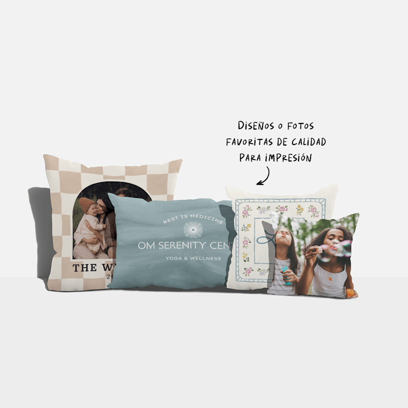 Cuatro almohadas personalizadas en diferentes tamaños y estilos, con una nota que indica que se pueden imprimir diseños o fotos. 