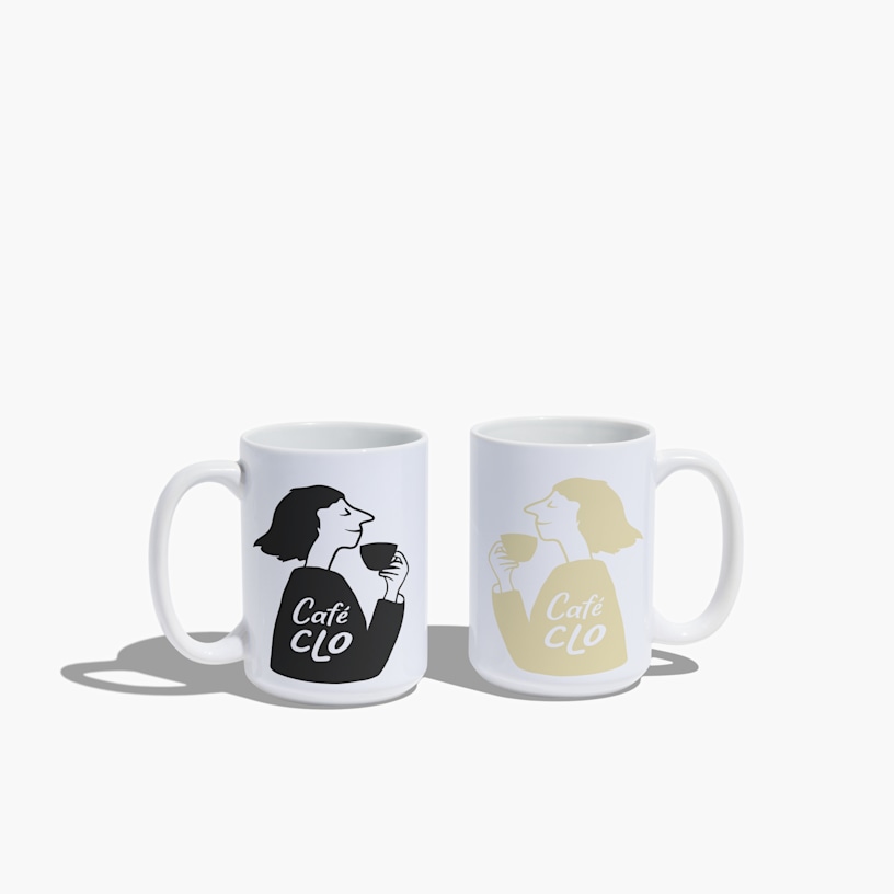 Uma mão segura uma grande caneca de cerâmica branca com um design impresso em cinza-escuro, exibida sobre um fundo branco com indicação das dimensões: 8,5 cm de largura, 11,5 cm de altura.