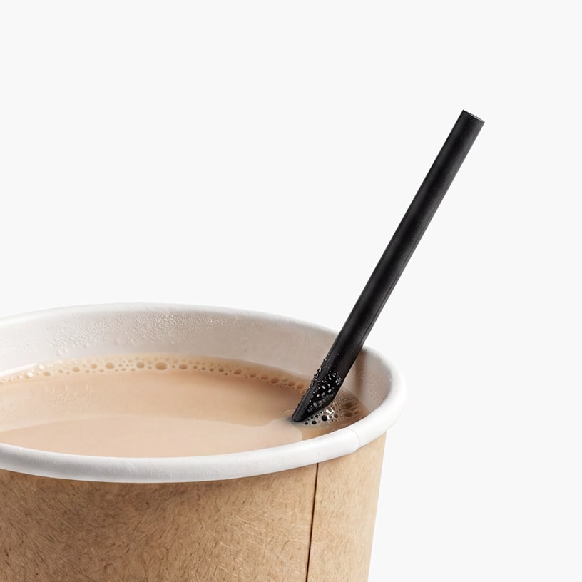  Un mezclador de café de color negro en una taza con café.