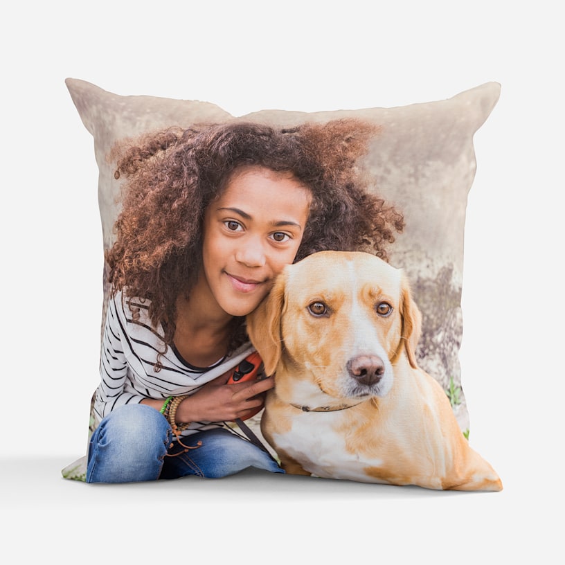 Drei Fotokissen, personalisiert mit einem Familienfoto, einer Grafik mit Orangen und einem Katzenfoto. 