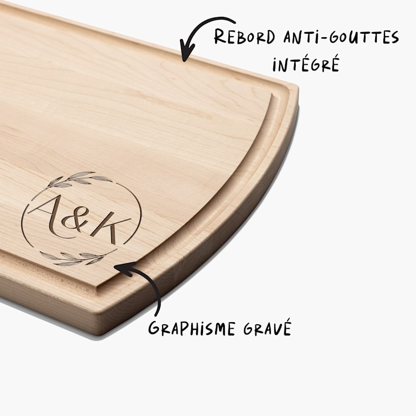 Une planche à découper en érable personnalisée avec des initiales, accompagnée d’une note indiquant qu’elle comporte une rainure à jus intégrée et un graphisme gravé. 